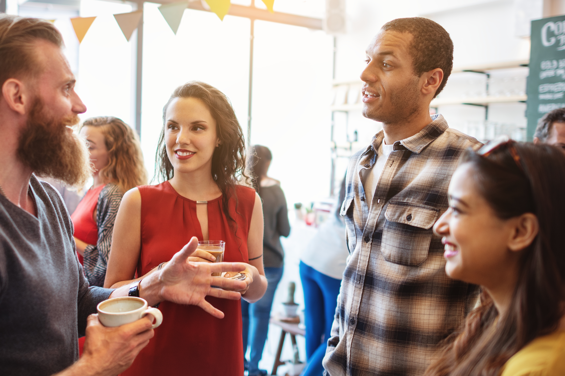 Personas conviviendo en un evento corporativo, representando los servicios de cobertura y marketing de eventos de ADG Publicidad.