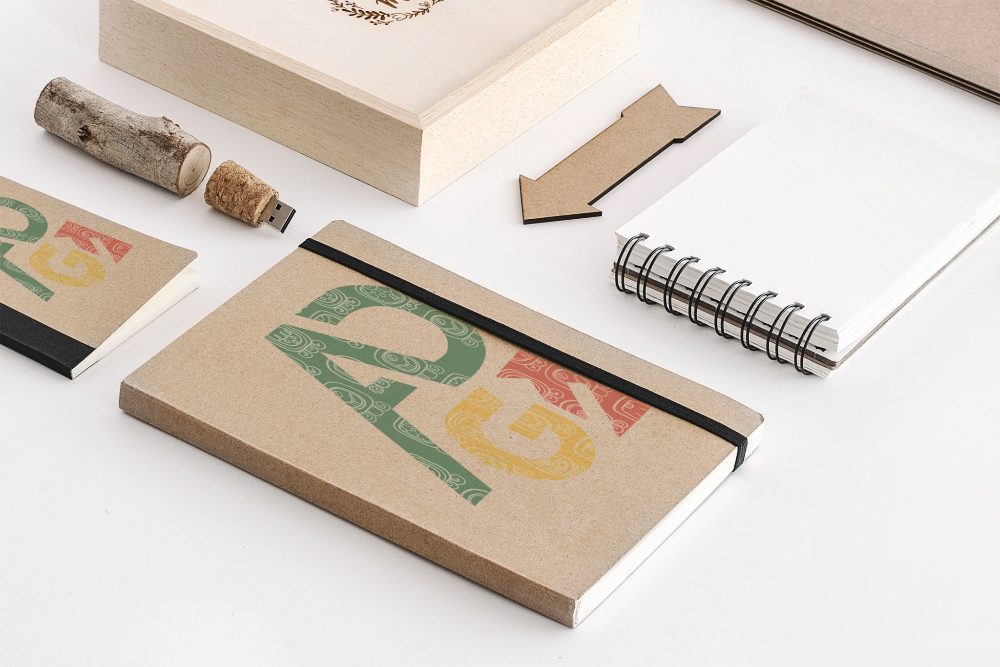 Mockup de diseño de papelería corporativa y artículos promocionales con la identidad gráfica de ADG Publicidad.
