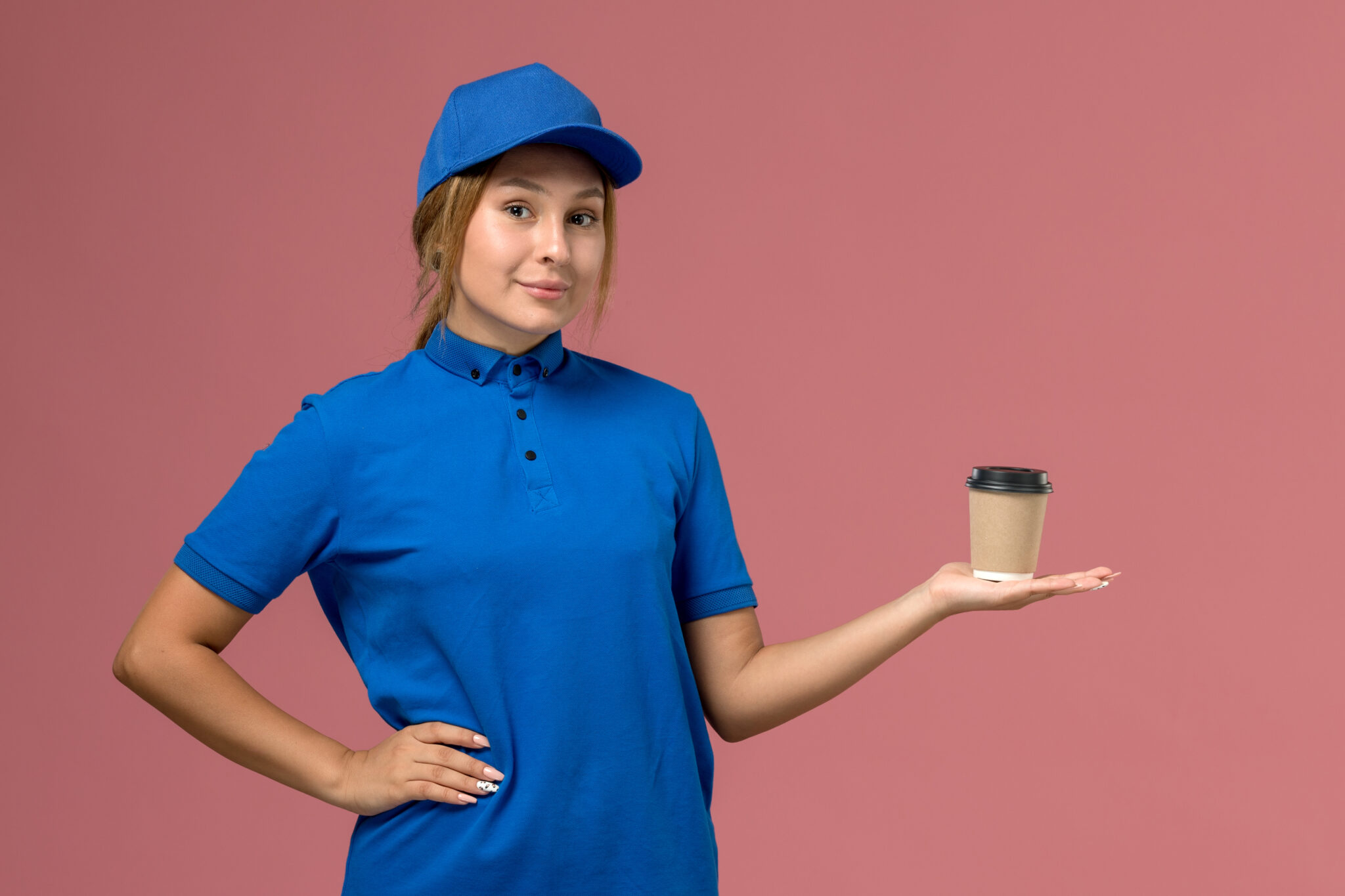 otografía comercial de una chica en uniforme azul sosteniendo un café, mostrando la calidad visual de los servicios de ADG Publicidad.